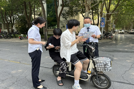 工行河南省分行积极开展防范非法金融活动宣传_fororder_图片4