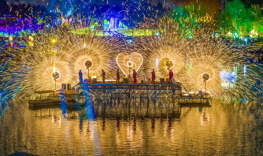 洛阳元宵氛围拉满!隋唐城遗址植物园里赏花灯看打铁花 流光溢彩闹佳节