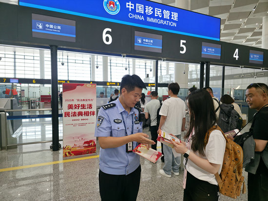 “郑”值浓情端午节 郑州边检守国门优服务护口岸稳序运转_fororder_郑州边检站民警向旅客宣讲法律知识（王晗摄）