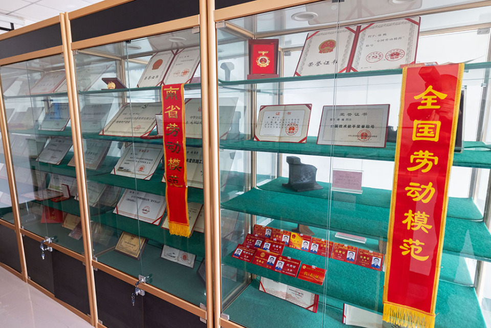 【中国梦·大国工匠篇】徐鹏：24年躬耕毫厘间 当好钢轨“把脉问诊”人