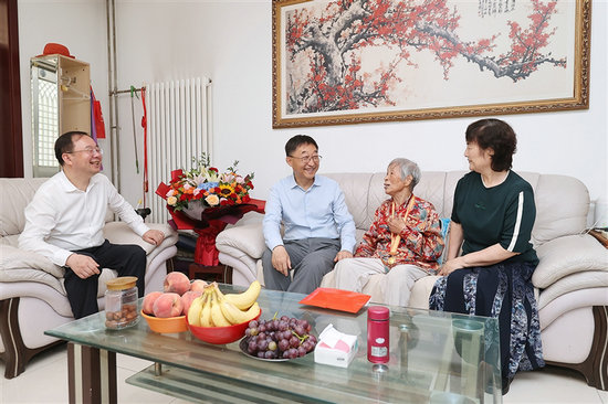 河南省委书记刘宁走访慰问参加过抗战的老战士老同志并颁发“中国人民抗日战争胜利80周年”纪念章_fororder_01shuji_s