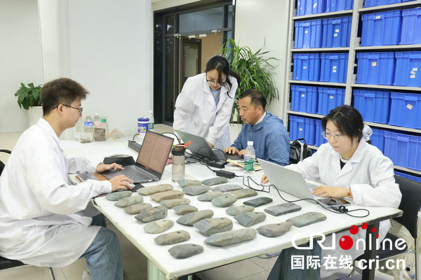 【青春华章·豫你同行】郑州大学：考古发现厚植文化自信 思政“金课”培育时代新人_fororder_“中华源”考古实验室成员在各自忙碌 摄影 张雨晴.JPG