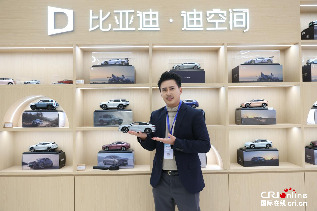 【2025打卡中国】中老“立体互联”有多硬核?老挝网红在郑州亲眼见证