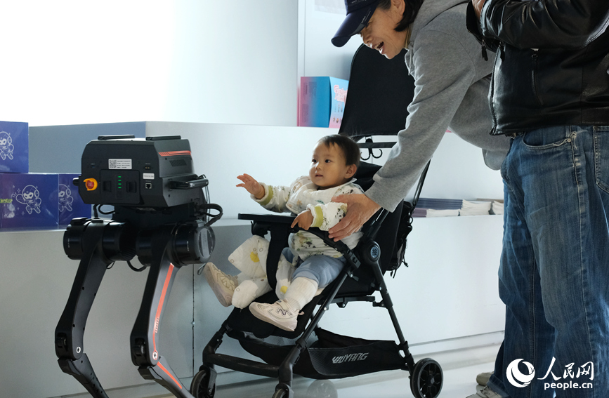 郑州机器人训练场：让“出厂新手”变“岗位能手”_fororder_LOCAL1773197662574LCRD30GH57