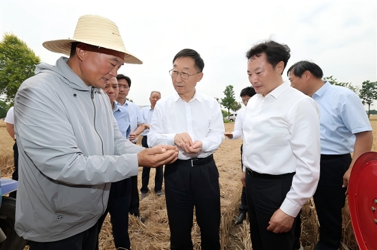 河南省委书记刘宁到周口商水县督导调研并主持召开全省“三夏”工作视频调度会_fororder_微信图片_20250526040142_s