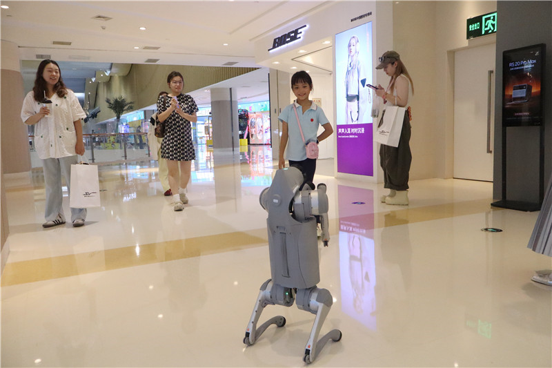 宇树科技河南首店落地郑州 引领科技消费热潮_fororder_人很多