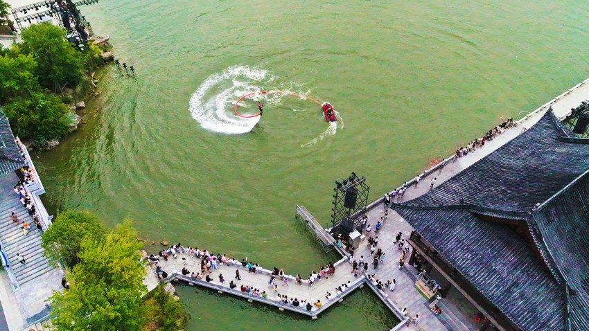 2025南阳市推动文化繁荣兴盛暨文旅产业发展大会召开_fororder_游客在南阳卧龙岗文化园体验“水上飞人”项目 摄影 王小军