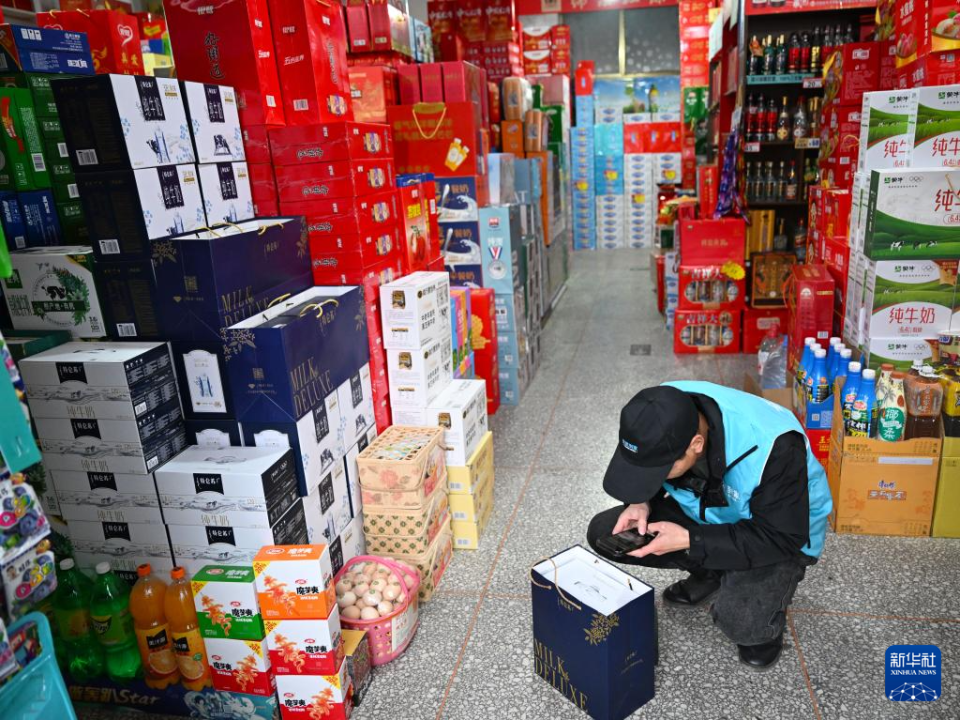 新春走基层丨乡村“跑腿员” 把过年的“牵挂”送回家_fororder_20260212ddf34a1276f0441cbaaf99e3e071a424_20260212fcad98e586a84a8fad8a30def2befea5