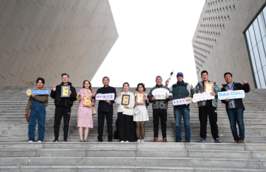 Des influenceurs étrangers déclenchent un « dialogue » entre l'ancienne civilisation et la technologie moderne à Zhengzhou_fororder_5705a645480b485aa664edb3d36fff44.1152x768