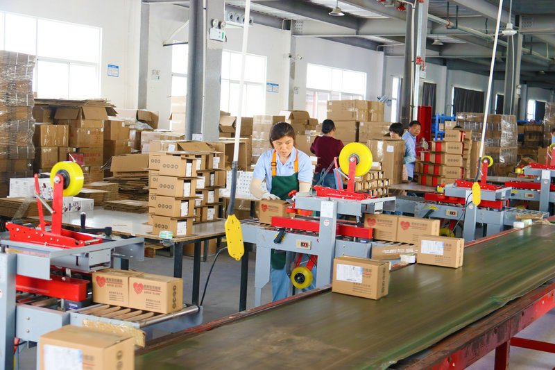 南阳市卧龙区：艾草企业生产忙_fororder_员工加紧发送电商订单 摄影 王小军.JPG