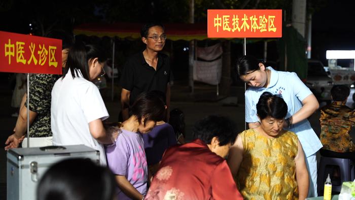 中医馆“搬”进夜市 新乡解锁消夏新潮流