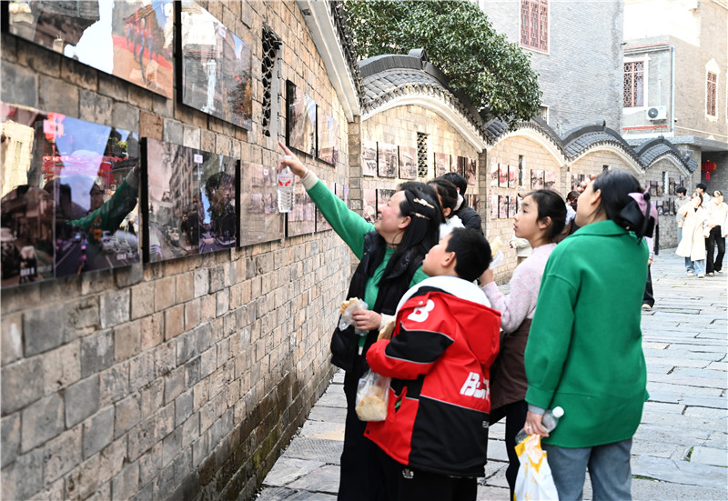 信阳市新县：老区新春文旅“火力全开”_fororder_指尖指向旧时光（焦汉平 摄）