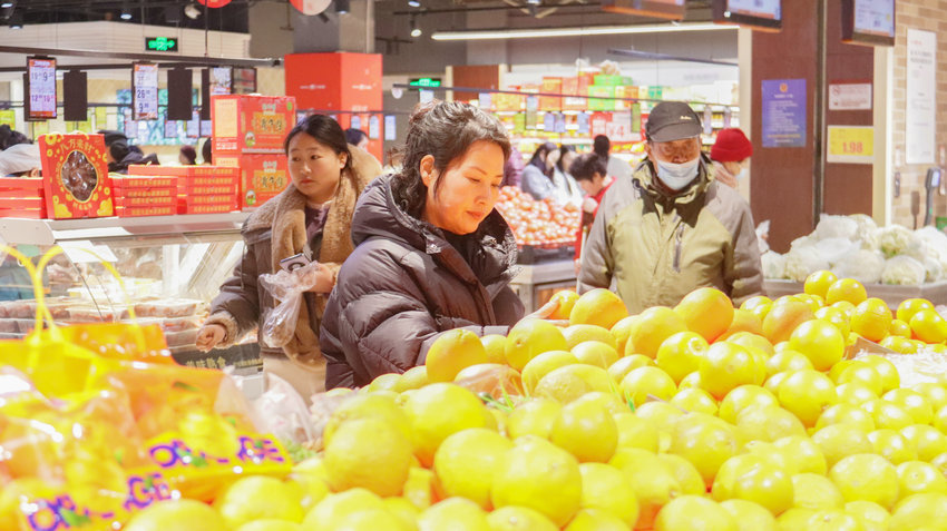 南阳市卧龙区：买年货 迎新春_fororder_市民选购水果.JPG