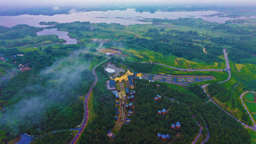 2025南阳市推动文化繁荣兴盛暨文旅产业发展大会召开_fororder_南召县特色民宿 摄影 王小军