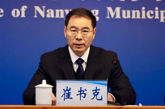 河南南阳中医药产业规模突破450亿元​_fororder_南阳市中医药管理局党组书记、局长崔书克介绍情况 供图 南阳市委宣传部