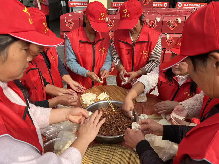 南阳市新野县：576名老人齐团聚 欢欢喜喜庆重阳_fororder_志愿者们其乐融融包饺子 摄影 修华章
