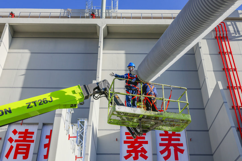 电力天路再升级 拉萨换流站扩建工程全面竣工_fororder_安装换流变压器套管JPG.JPG