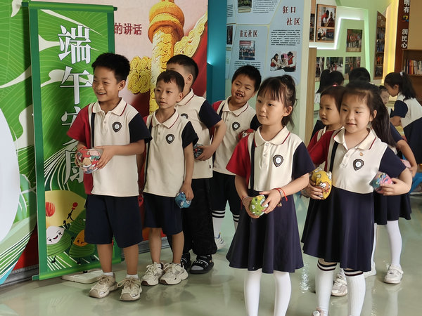 三门峡义马市：童心奇遇记 欢乐“粽”动员_fororder_小朋友们参与“粽影射五毒”小游戏 摄影 张佳