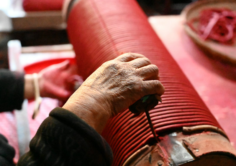 信阳市新县：古法藏香韵 匠心守一方_fororder_几十年的坚守（焦汉平 摄）