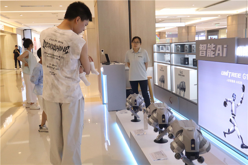 宇树科技河南首店落地郑州 引领科技消费热潮_fororder_观看