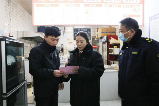 河南省武陟县人民法院联合城管局开展餐饮油烟防治宣传活动_fororder_图片3