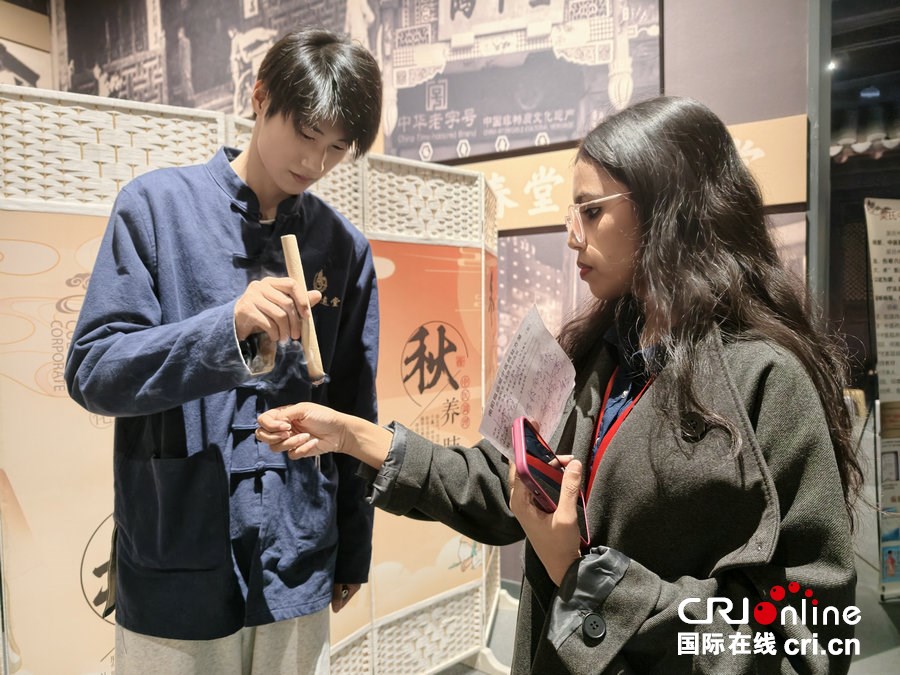 外国青年、网络达人走进南阳医圣文化园 对话千年中医药文明_fororder_3