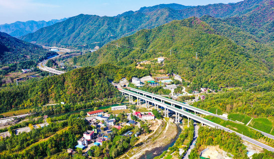 南阳西峡二郎坪镇：党建引领聚合力 和美乡村展新颜_fororder_风景如画的二郎坪镇中坪村 摄影 张峰