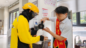 工行河南省分行：炎炎夏日里 服务沁人心