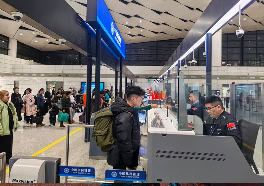 春节期间郑州口岸迎出入境高峰_fororder_未标题-1