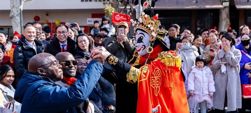 “豫”见中国年 | 多国驻华使节及家人在郑州磨街文创园感受城市新活力