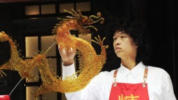 新春走基层丨糖画里的中国年：一位“00后”的甜蜜“守艺”