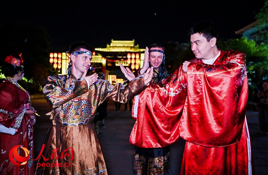 牡丹香飘新丝路 “一带一路”青年友好交流活动走进洛阳