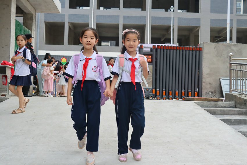 新学期 新气象 信阳市新县中小学喜迎2025年秋季开学_fororder_在新县城关二小，萌娃携手迈步新学期（新县教体局供图）.JPG