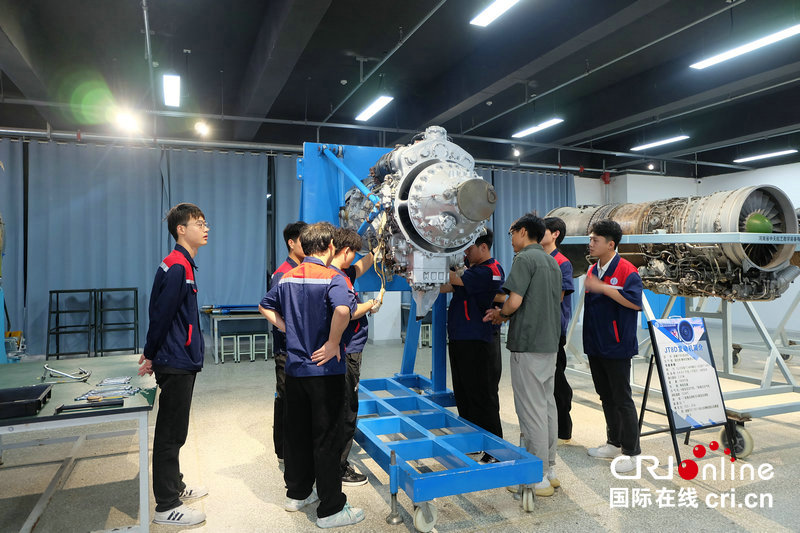 坚持特色办学 信阳航空职业学院打造航空职业教育新高地_fororder_DSCF3275.JPG