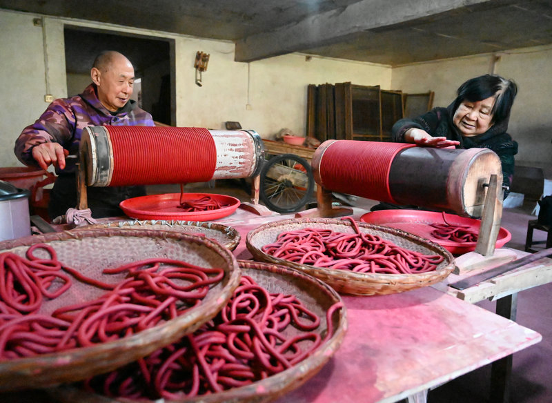 信阳市新县：古法藏香韵 匠心守一方_fororder_夫妻俩一起制香（焦汉平 摄）