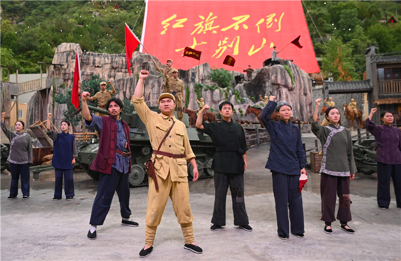 大型红色实景演出《红旗不倒大别山》 在新县首演_fororder_演出现场10（焦汉平 摄）