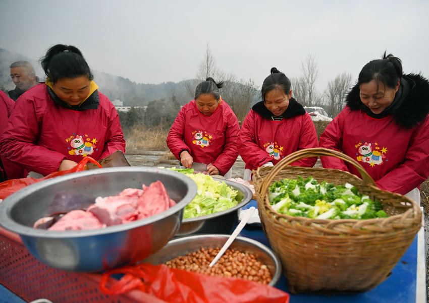 信阳市新县：舂锤声响 “年味”飘香_fororder_备菜中（焦汉平 摄）