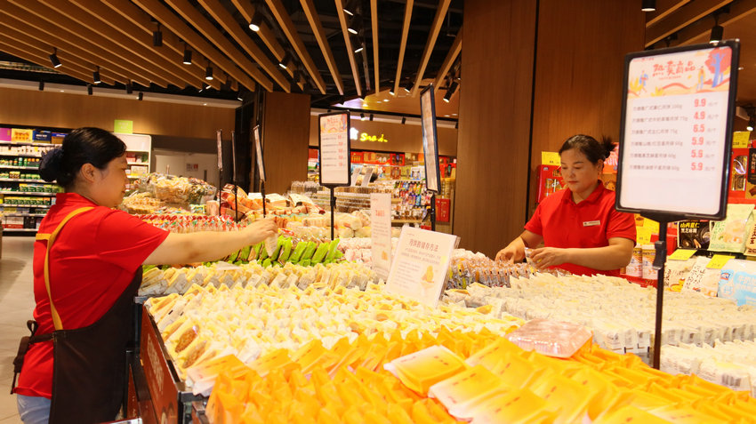 南阳市卧龙区：国庆中秋节日氛围浓_fororder_超市工作人员在整理月饼 摄影 王小军.JPG