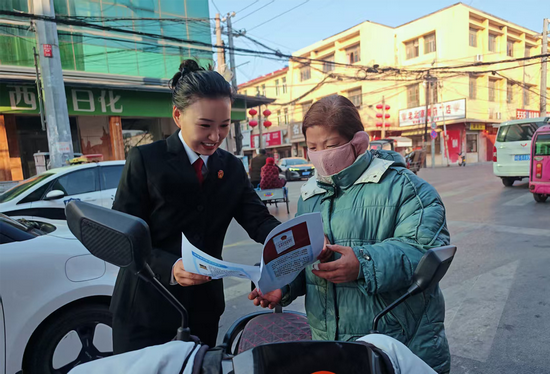 河南省封丘县人民法院：宪法宣誓铸忠诚 公平正义护民生_fororder_图片8