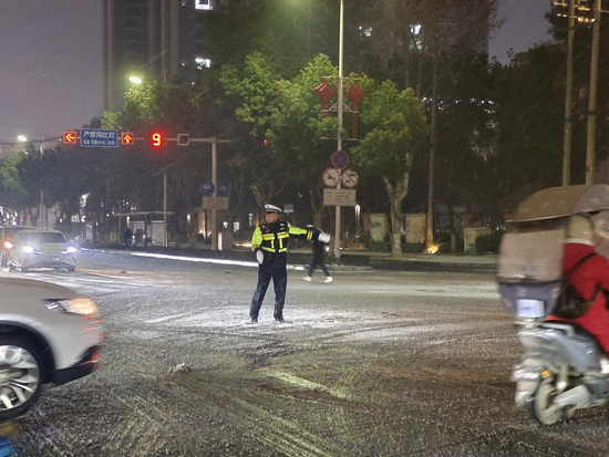 信阳市固始县：风雪中的温暖守护_fororder_图片1