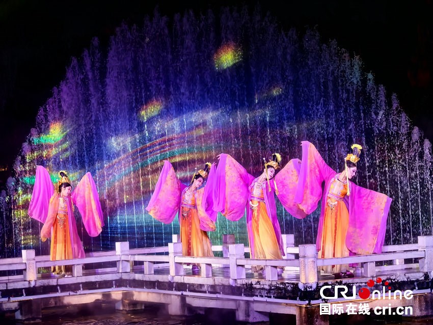 8万盆菊花、60余场演出 开封府景区宋韵菊影等客来_fororder_精彩节目演出 摄影 张子涵