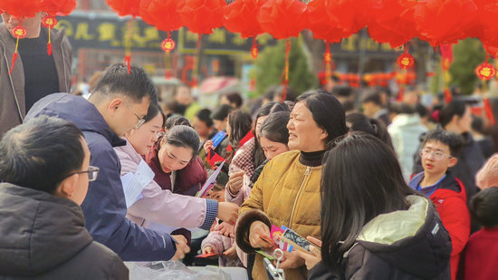 南阳市社旗县：元宵灯谜乐消“谣”_fororder_猜灯谜现场 摄影 张新军