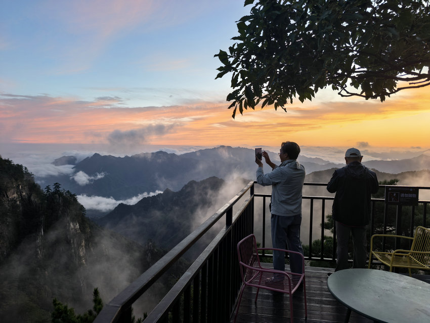 河南三山联动互免门票 区域旅游升温_fororder_游客在老界岭景区拍摄美景 供图 老界岭景区
