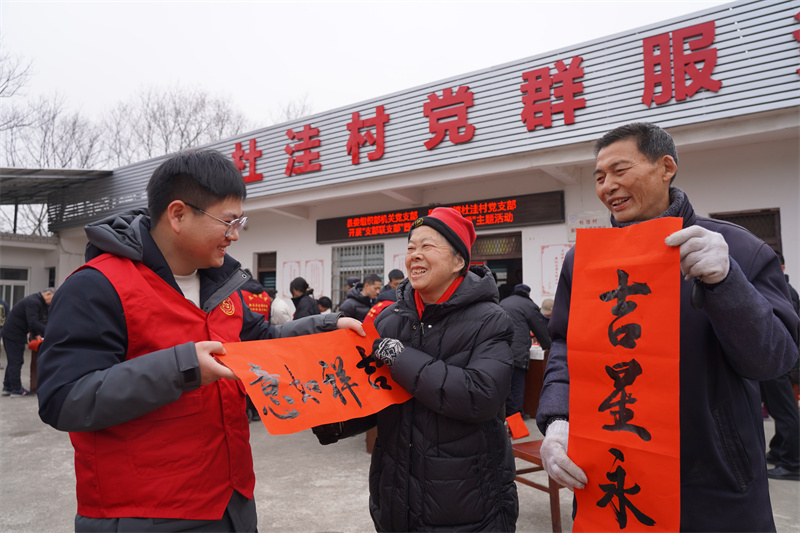 信阳新县：墨香迎新春 妙笔送祝福