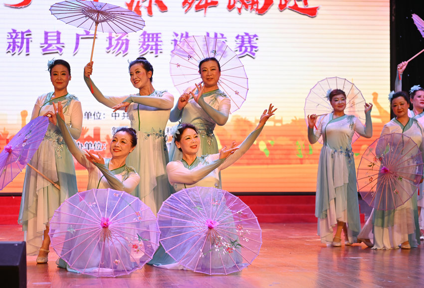 “豫出彩·一起来”新县广场舞选拔赛激情开赛_fororder_比赛现场2（焦汉平 摄）
