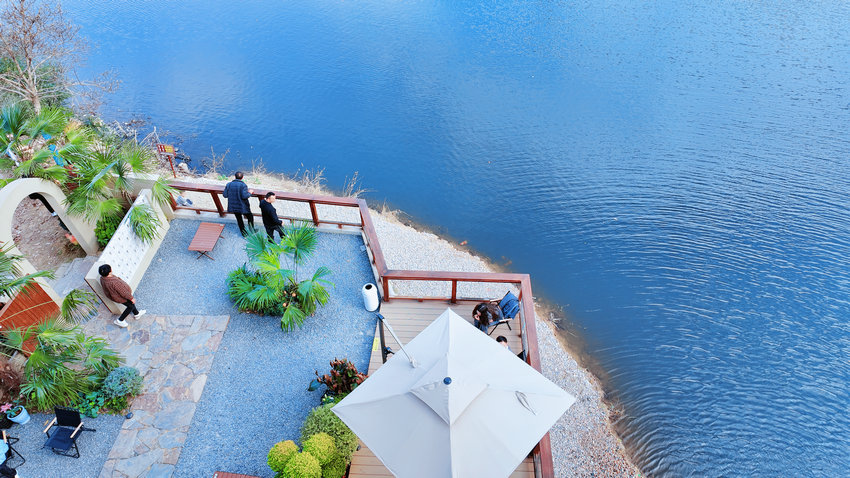 信阳市浉河区：观瀑品饮处 小院迎客来_fororder_临水观景，悠然自得。 陈笑闻 摄