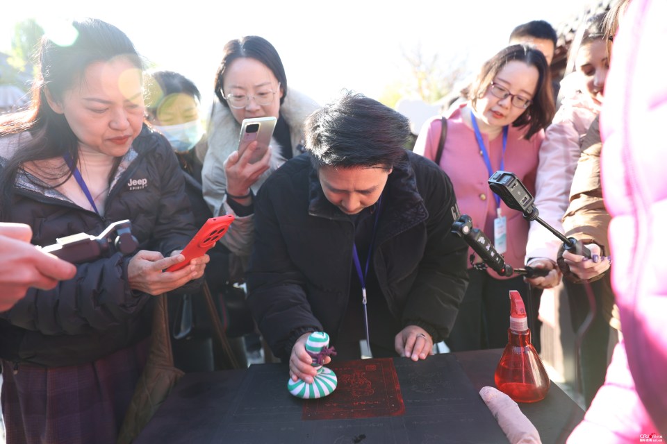 【2025打卡中国】外国网红“创作魂”燃了！集体“入坑”中国书法拓印