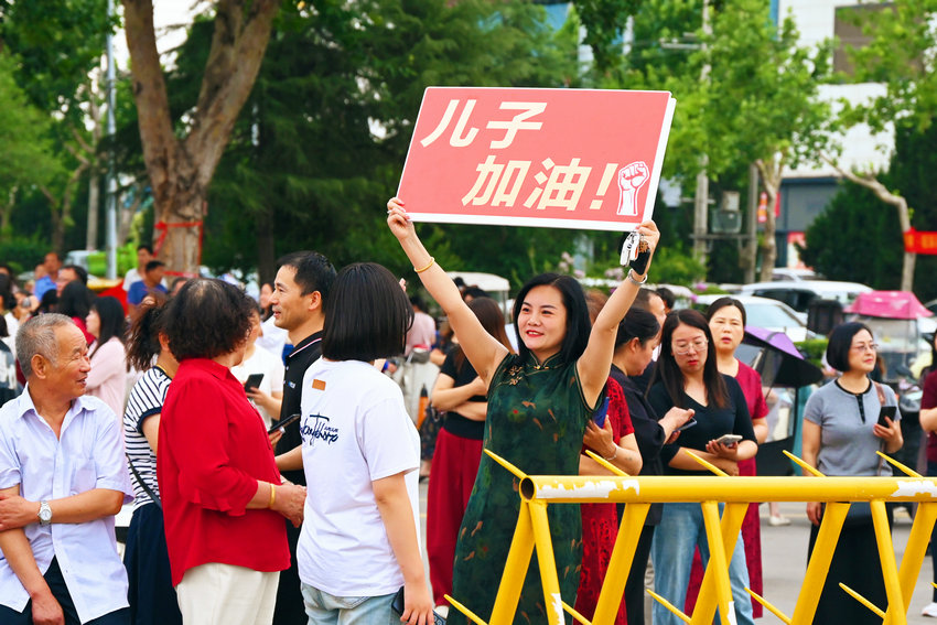 南阳市社旗县：6000学子共赴“青春之约”_fororder_家长为考生鼓劲加油 摄影 申鸿皓