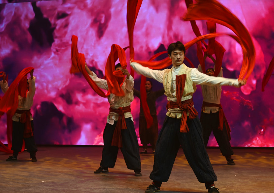 信阳市新县第六届红城好声音颁奖盛典举行 老中青少同台唱响时代新声_fororder_舞蹈表演（焦汉平 摄）