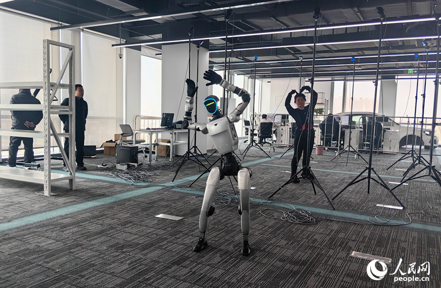 郑州机器人训练场：让“出厂新手”变“岗位能手”_fororder_LOCAL1773197661816YGEWHE9D64